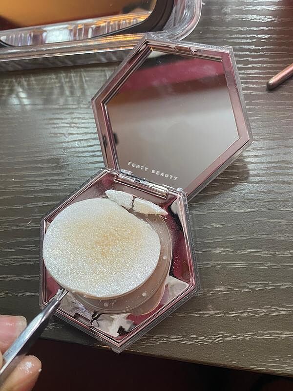 Fenty Beauty Diamond Bomb highlighter Carats Midnight 8 g