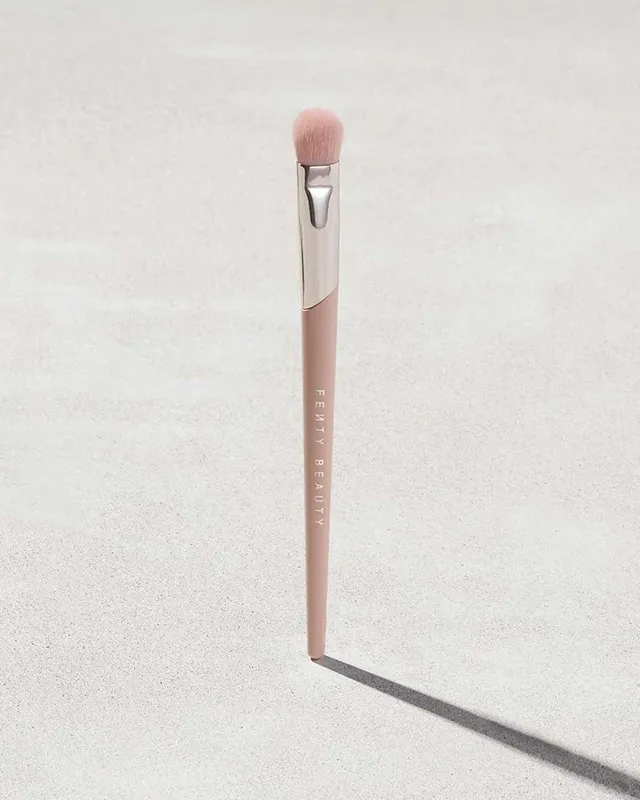 Fenty Beauty 240 pinceau fard à paupières Plush estompeur