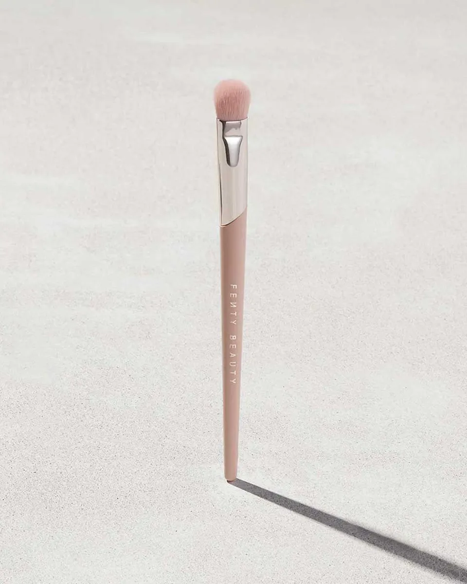 Fenty Beauty 240 pinceau fard à paupières Plush estompeur