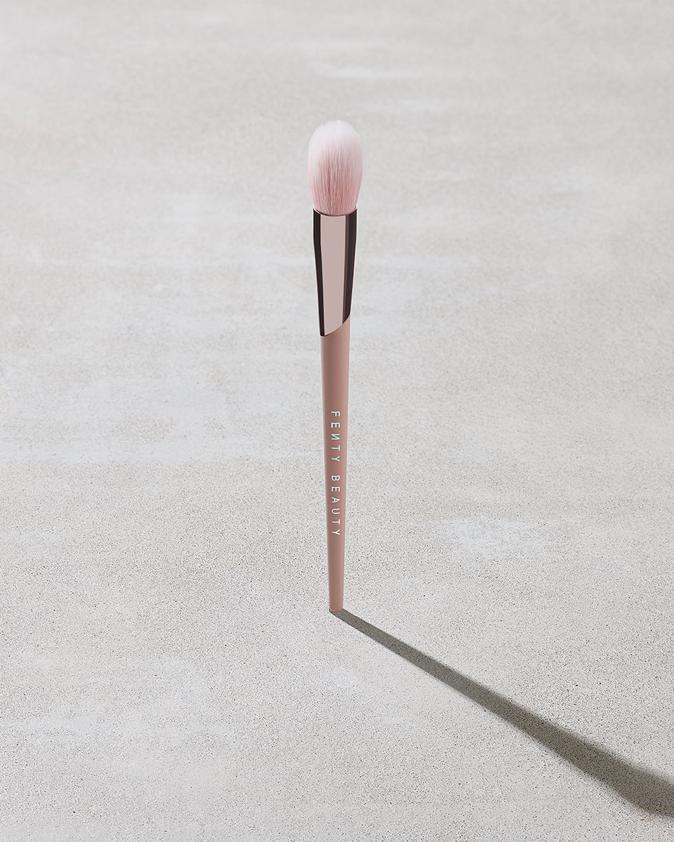 Fenty Brushes Precision Highlighter Brush 135 pinceau