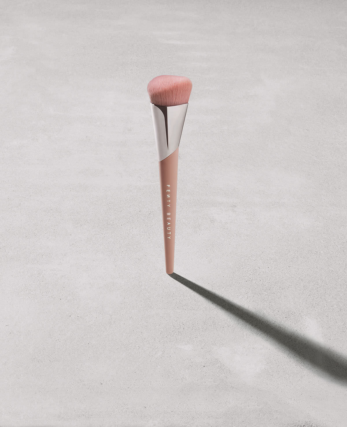 Fenty Beauty 145 pinceau fond de teint fini airbrush