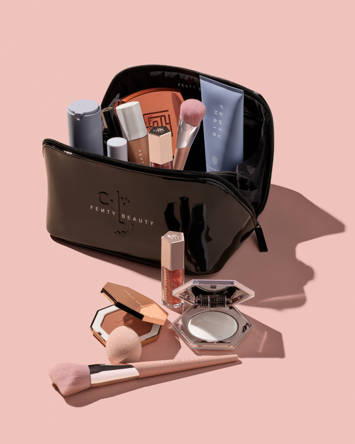 Fenty Beauty Brushes + Tools trousse maquillage CLF Flat-Lay 3 compartiments