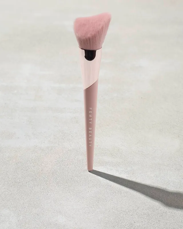 Fenty Beauty Cheek-Hugging 190 pinceau bronzer teint lumineux