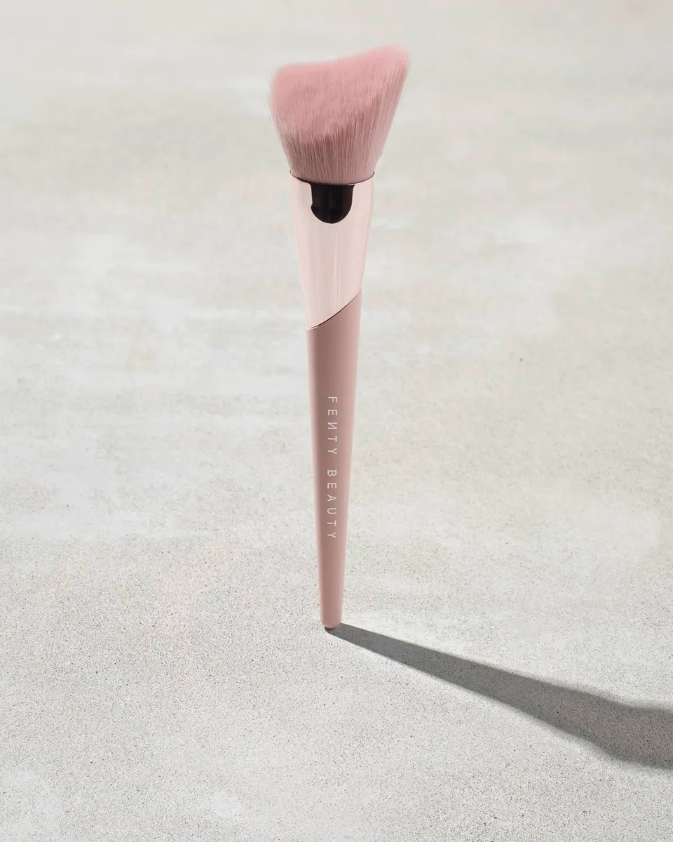 Fenty Beauty Cheek-Hugging 190 pinceau bronzer teint lumineux