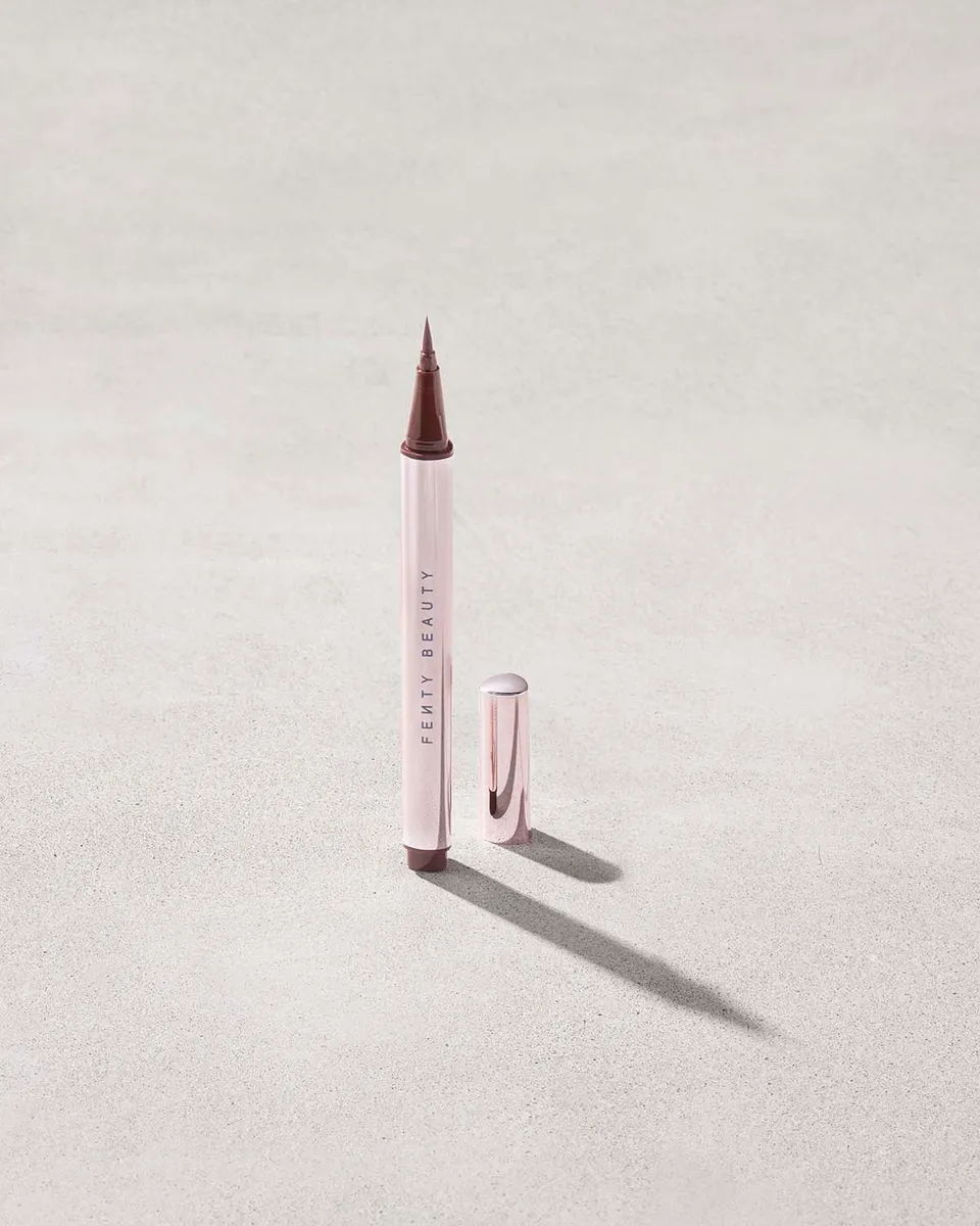 Fenty Beauty Flyliner eyeliner In Big Truffle satiné 0.55 ml