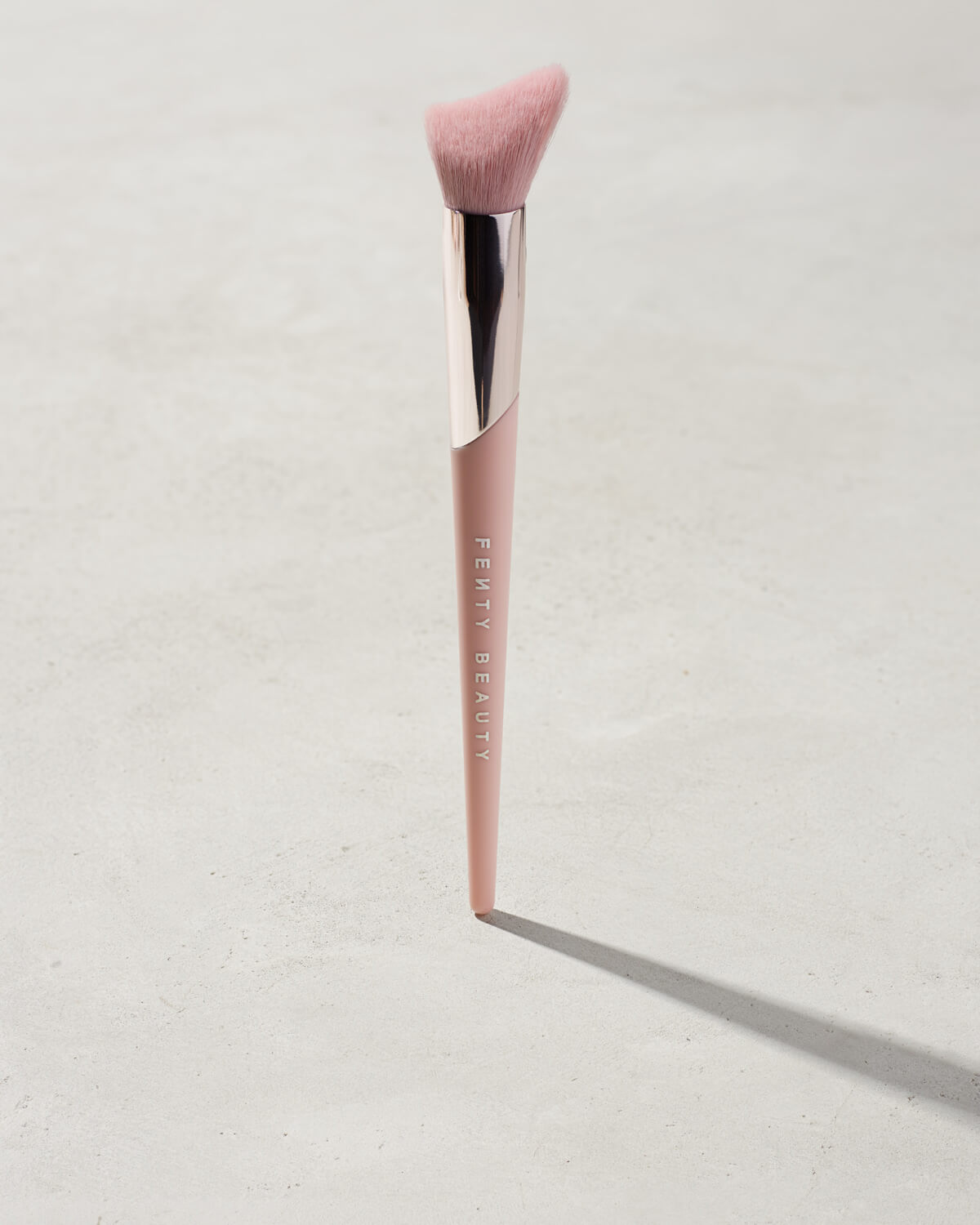 Fenty Beauty Brushes + Tools Pinceau Highlighter 120 Courbe