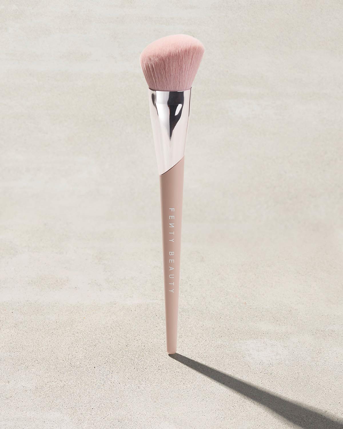 Fenty Beauty Face Shaping Brush 125 pinceau visage