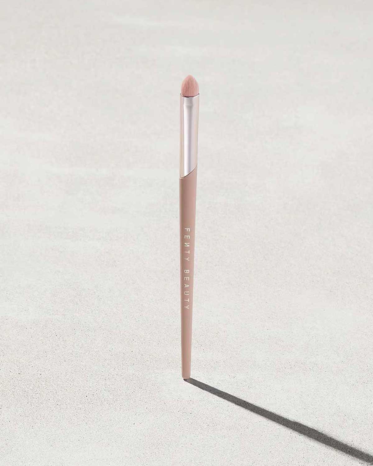 Fenty Beauty Precise Definition Brush 220 pinceau yeux