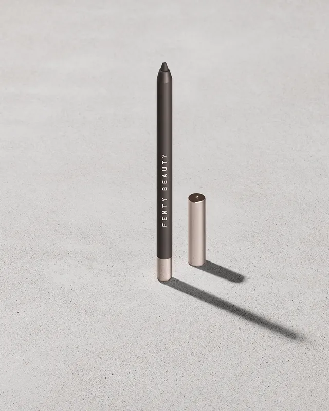 Fenty Beauty Trace'd Out crayon lèvres Coal Blooded tenue 8h