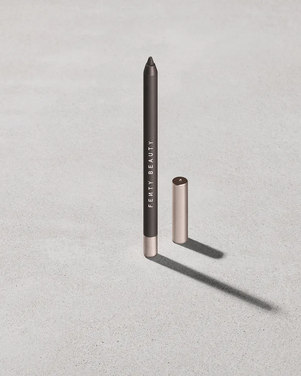 Fenty Beauty Trace'd Out crayon lèvres Coal Blooded tenue 8h