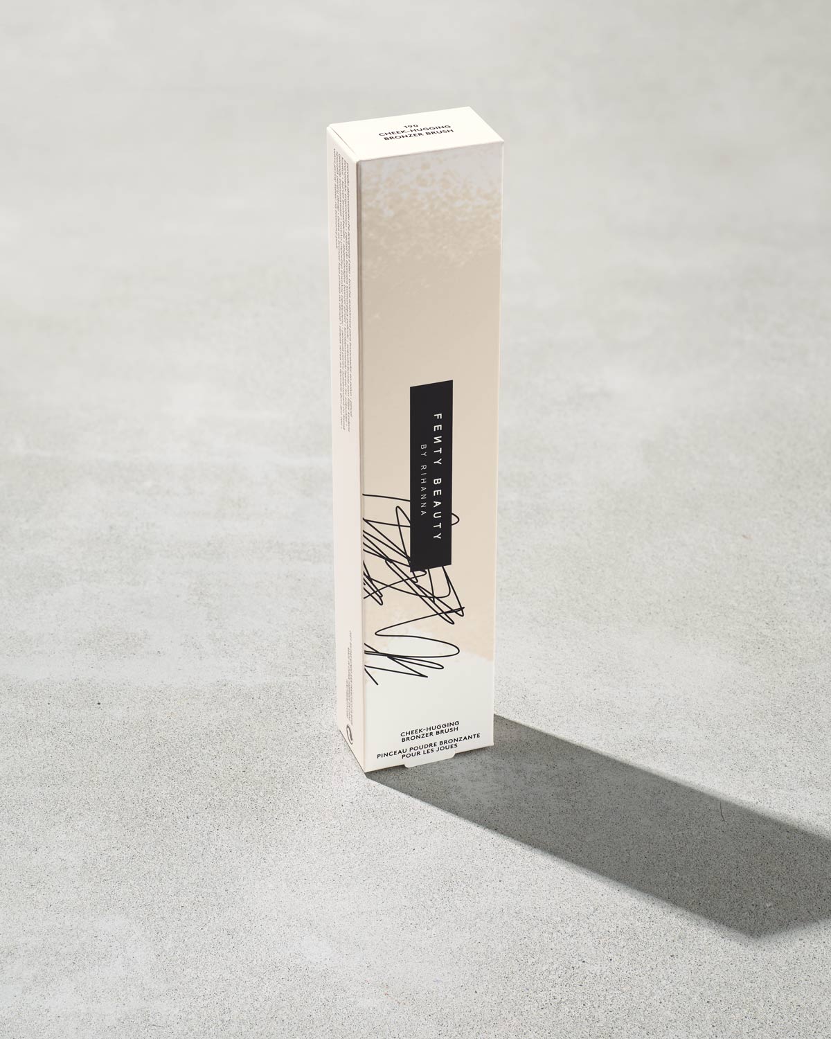 Fenty Beauty Cheek-Hugging 190 pinceau bronzer teint lumineux