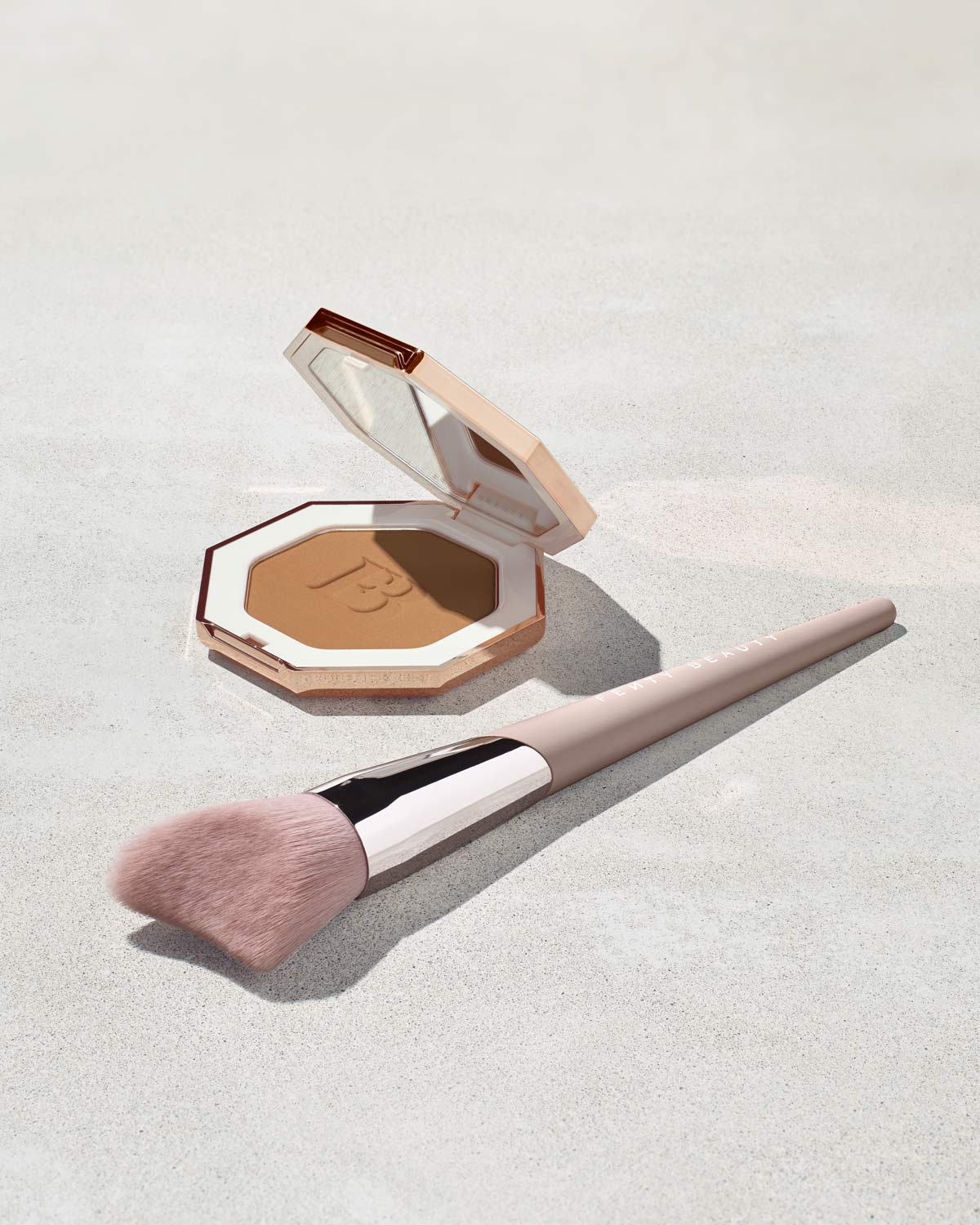 Fenty Beauty Cheek-Hugging 190 pinceau bronzer teint lumineux