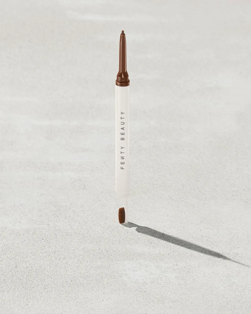 Fenty Beauty Brow MVP crayon sourcils Dark Auburn 0,07 g mat