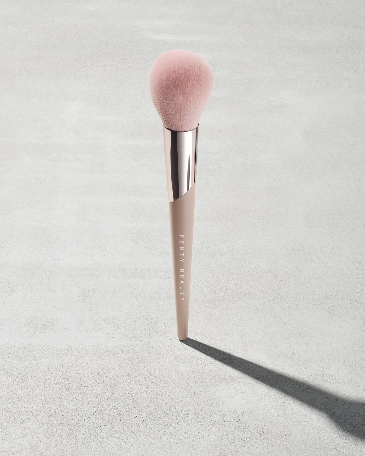 Fenty Beauty 170 Powder Puff pinceau poudre fini filtré
