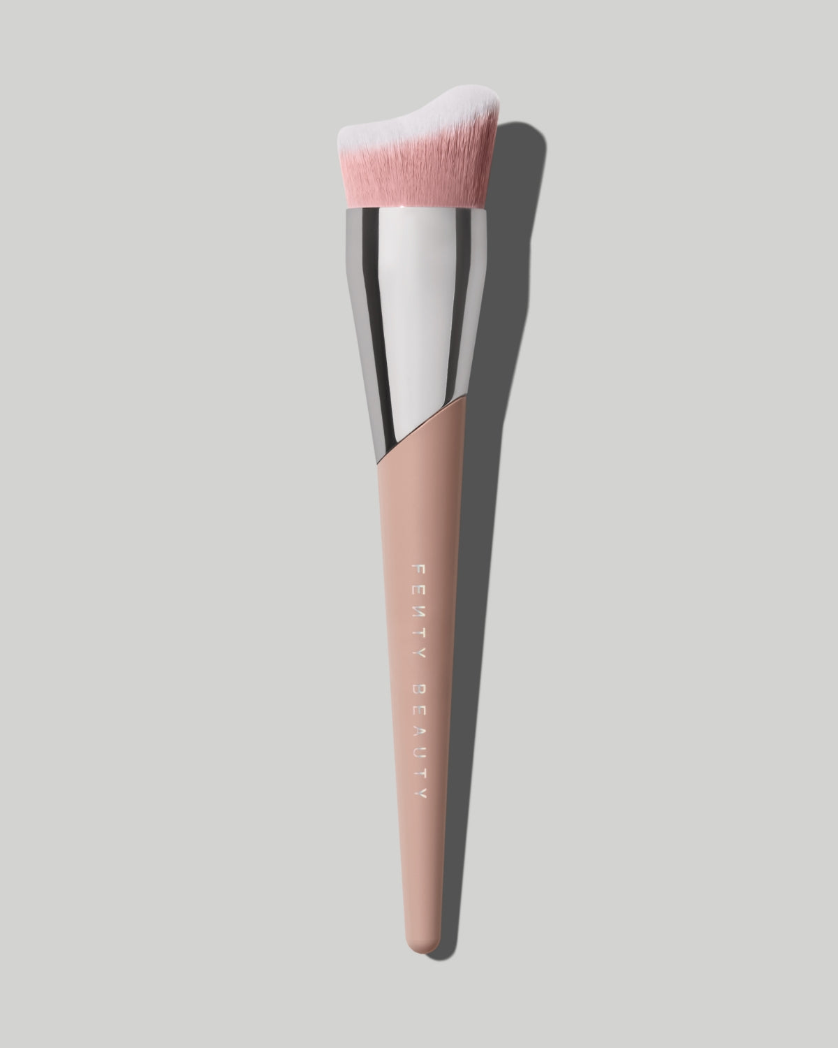 Fenty Beauty Pinceau fond de teint Fluid Flex 165 application précise