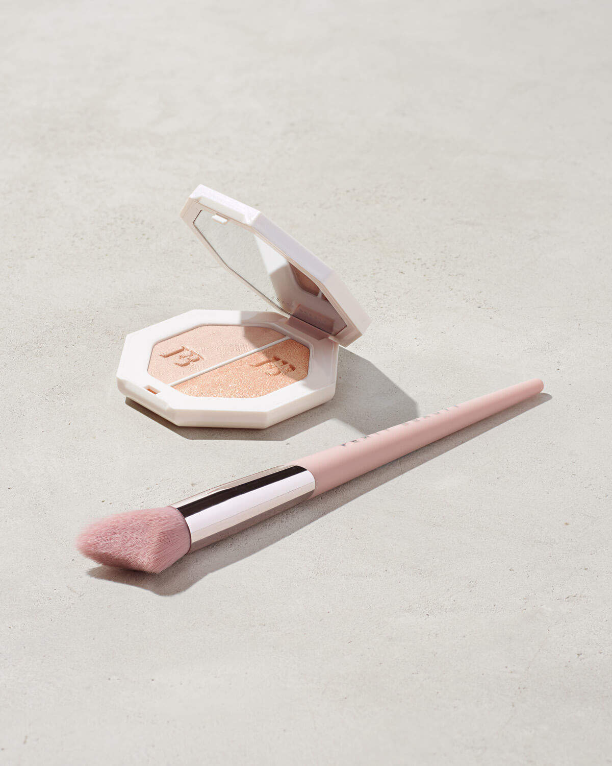 Fenty Beauty Brushes + Tools Pinceau Highlighter 120 Courbe