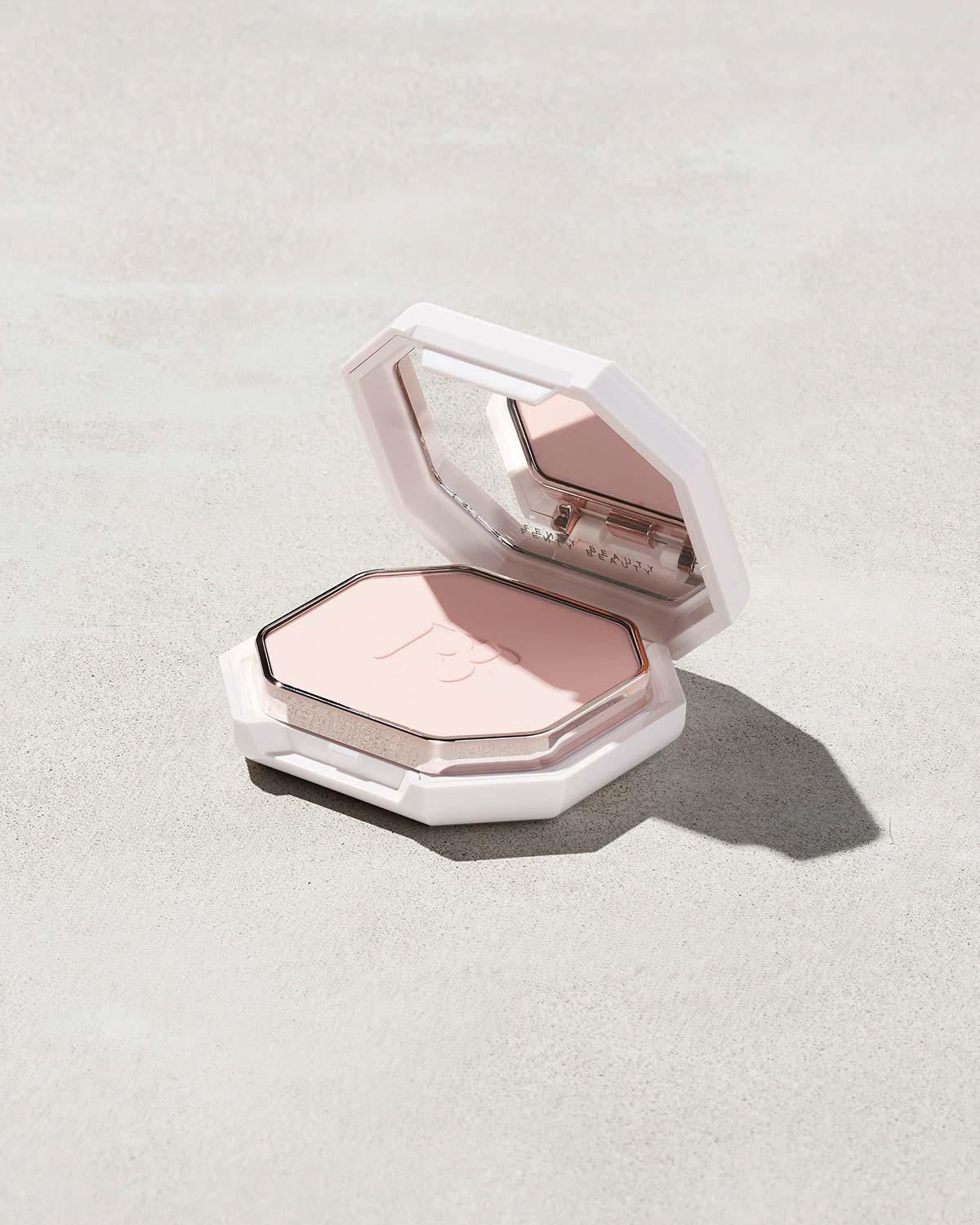 Fenty Beauty Pro Filt'r Soft Matte fond de teint poudre #100 clair