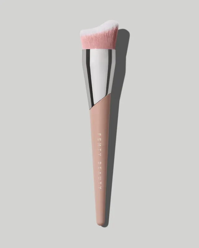 Fenty Beauty Pinceau fond de teint Fluid Flex 165 application précise