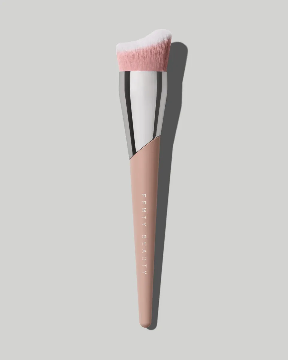 Fenty Beauty Pinceau fond de teint Fluid Flex 165 application précise