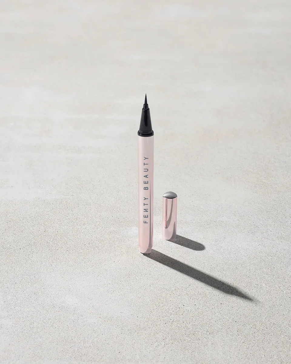 Fenty Beauty Flyliner eyeliner Cuz I'm Black satiné 0.55 ml