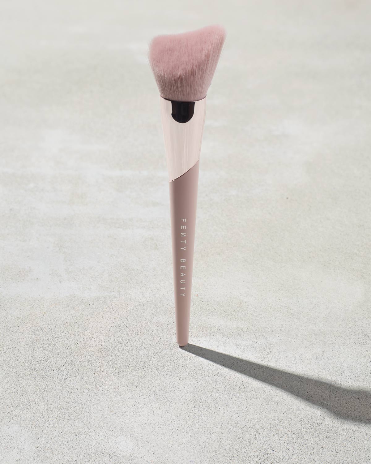 Fenty Beauty Cheek-Hugging 190 pinceau bronzer teint lumineux