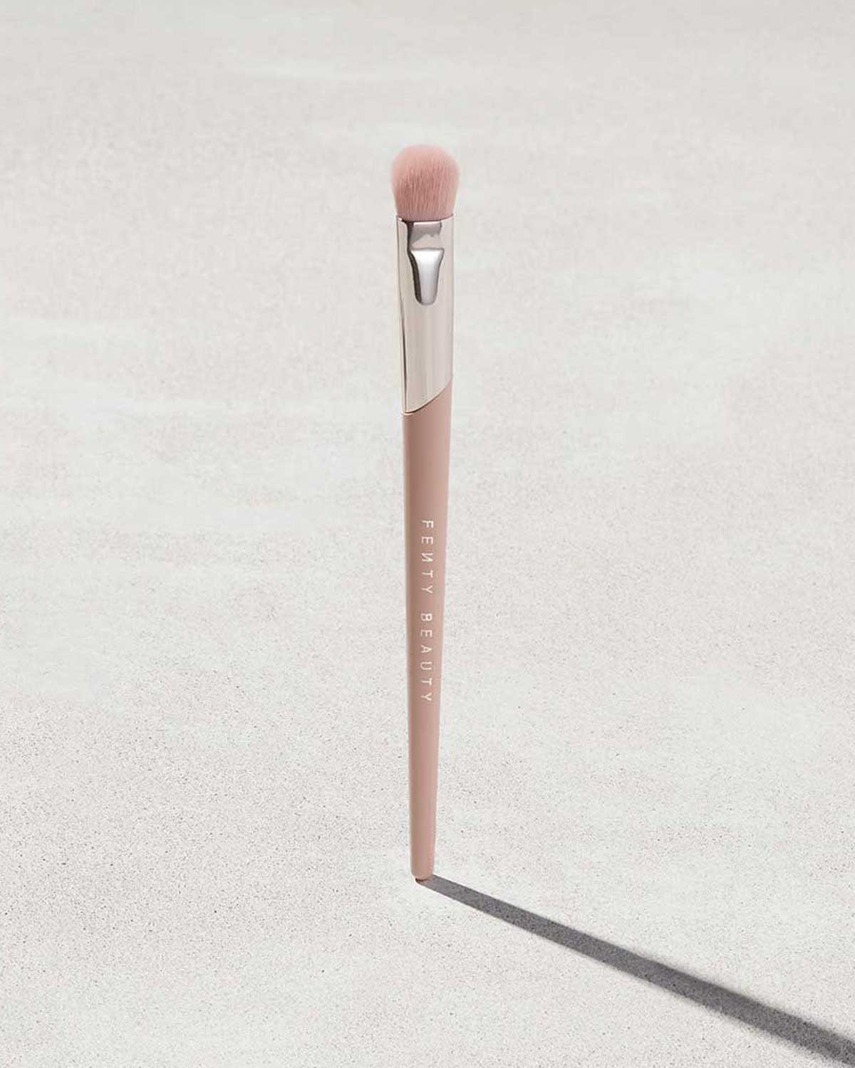 Fenty Beauty 240 pinceau fard à paupières Plush estompeur