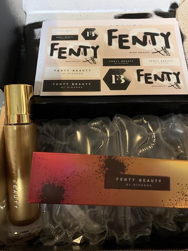 Fenty Beauty Body Lava enlumineur corps Who Needs Clothes 90 mL