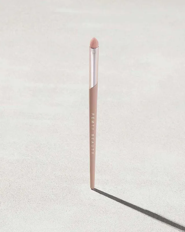 Fenty Beauty Precise Definition Brush 220 pinceau yeux