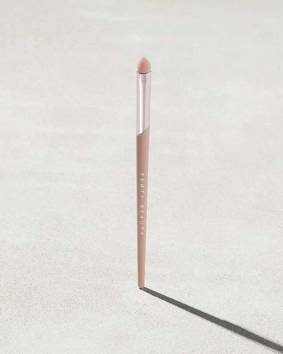 Fenty Beauty Precise Definition Brush 220 pinceau yeux