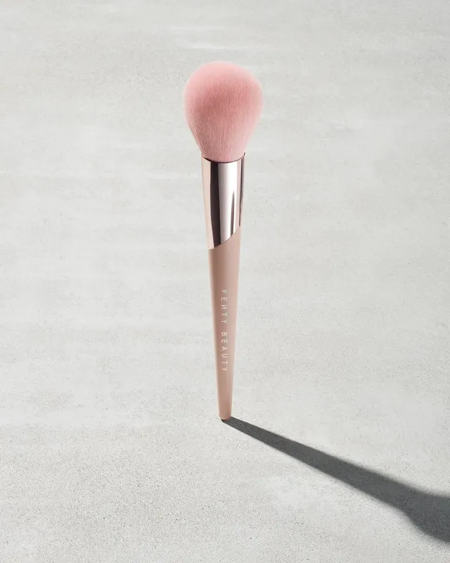 Fenty Beauty 170 Powder Puff pinceau poudre fini filtré