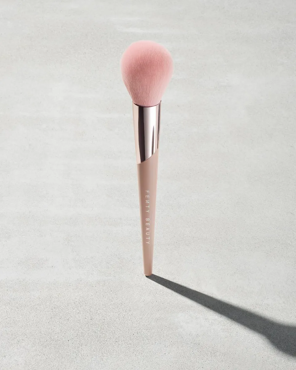 Fenty Beauty 170 Powder Puff pinceau poudre fini filtré