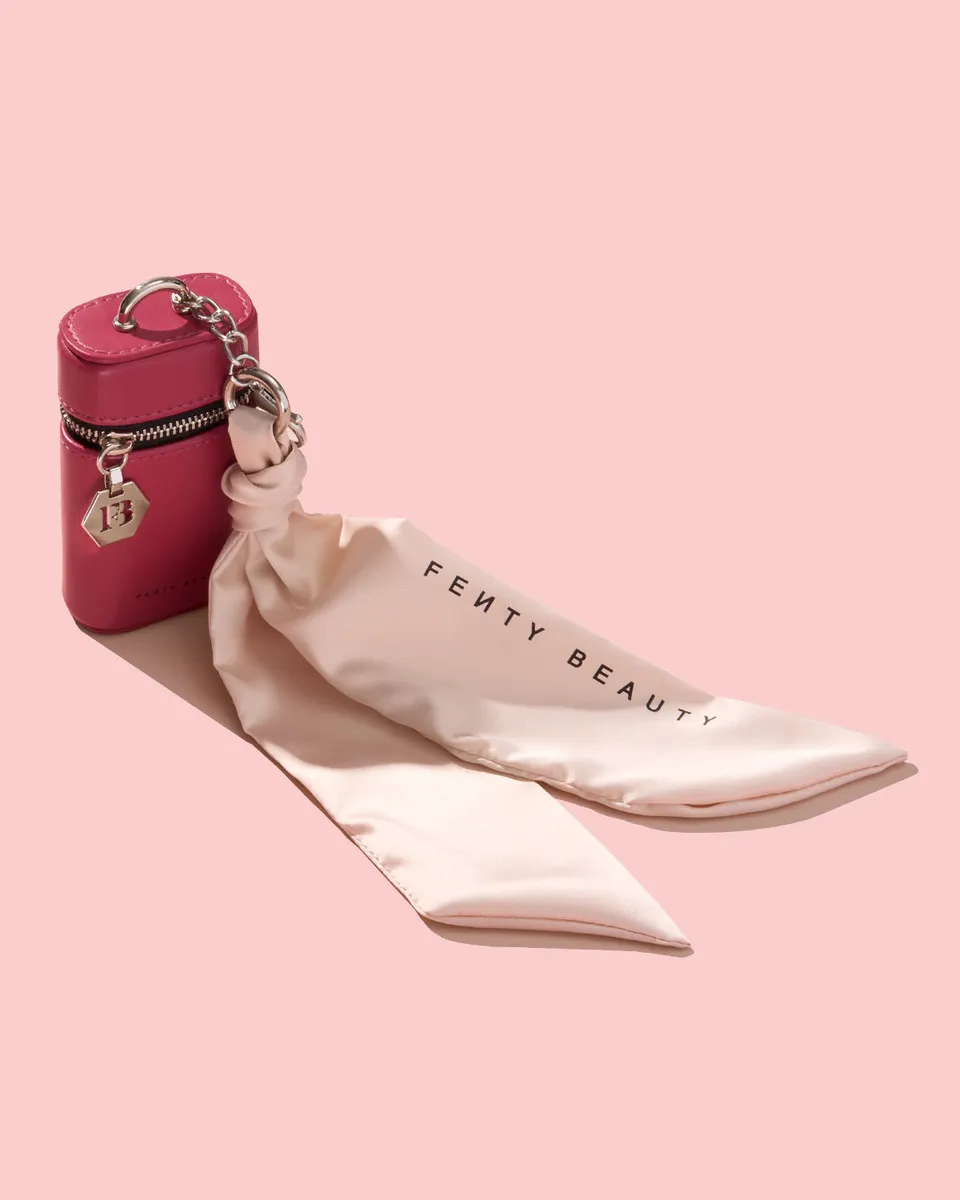 Fenty Beauty Lock In Lips Trousse de voyage avec foulard