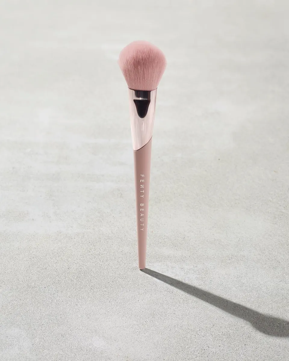 Fenty Beauty Sculpting Bronzer Brush 195 pinceau bronzer
