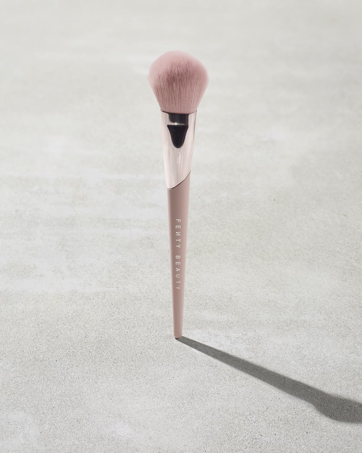 Fenty Beauty Sculpting Bronzer Brush 195 pinceau bronzer