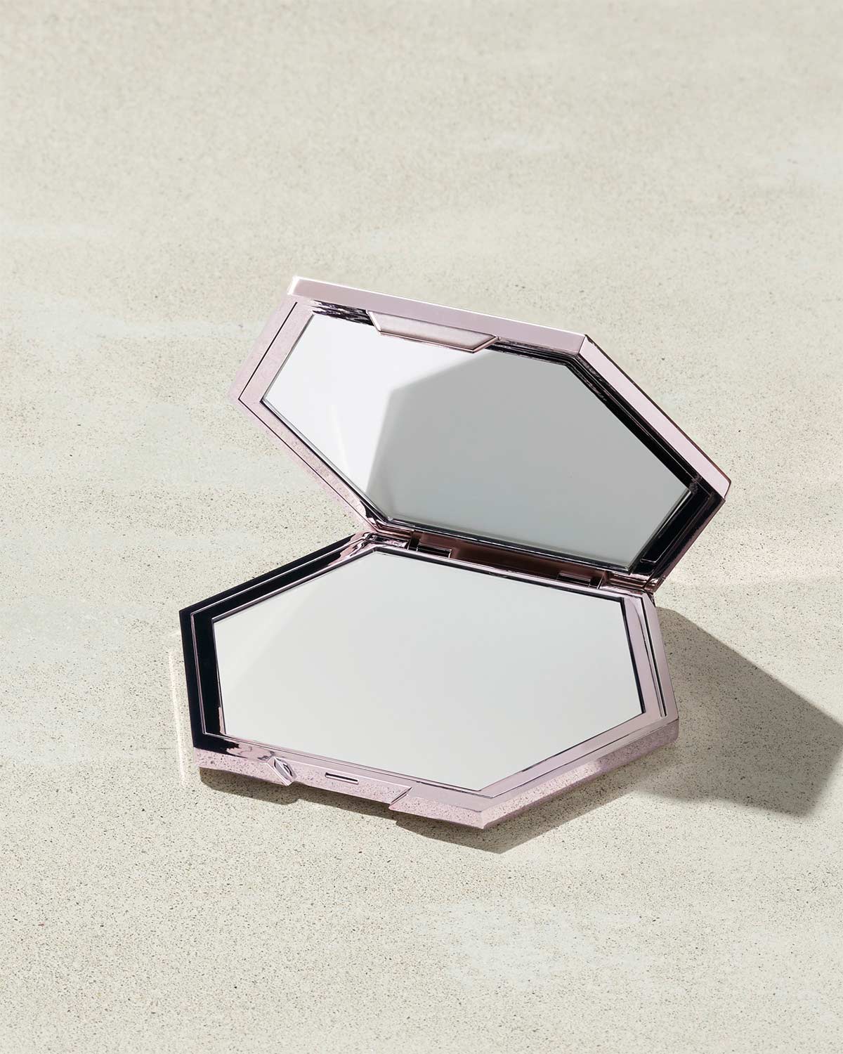 Fenty Beauty miroir compact rose de poche