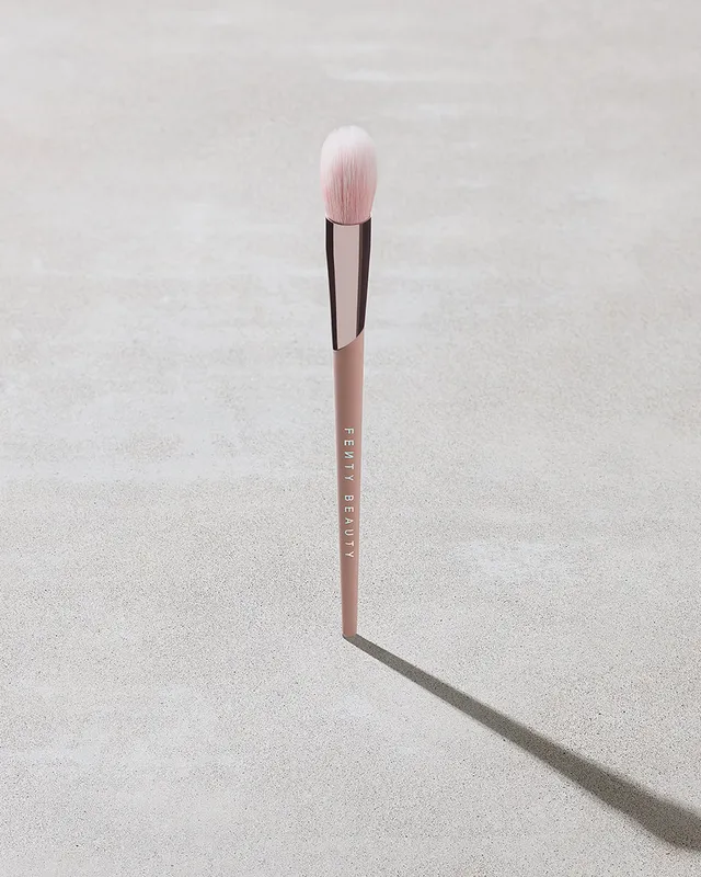 Fenty Brushes Precision Highlighter Brush 135 pinceau