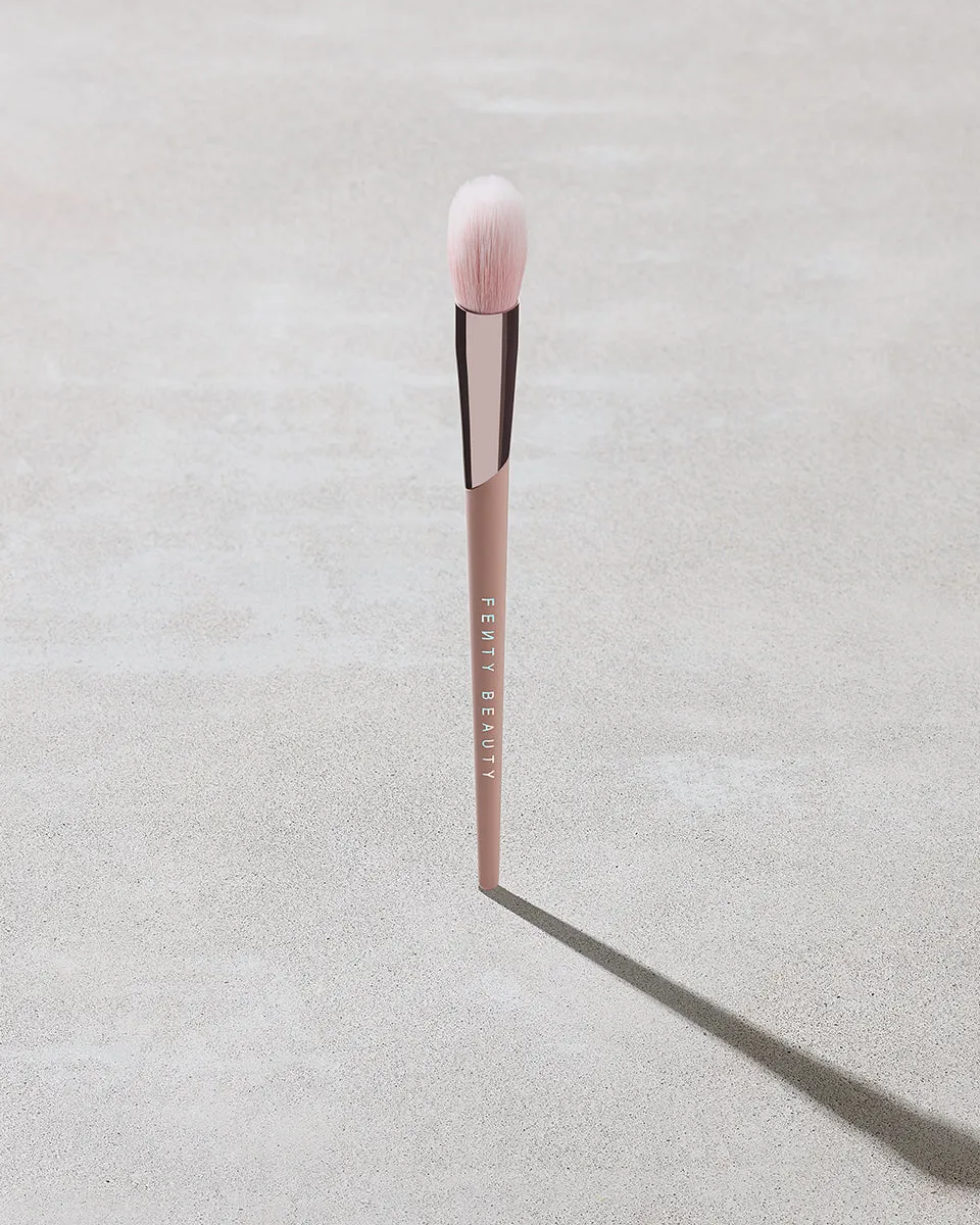 Fenty Brushes Precision Highlighter Brush 135 pinceau