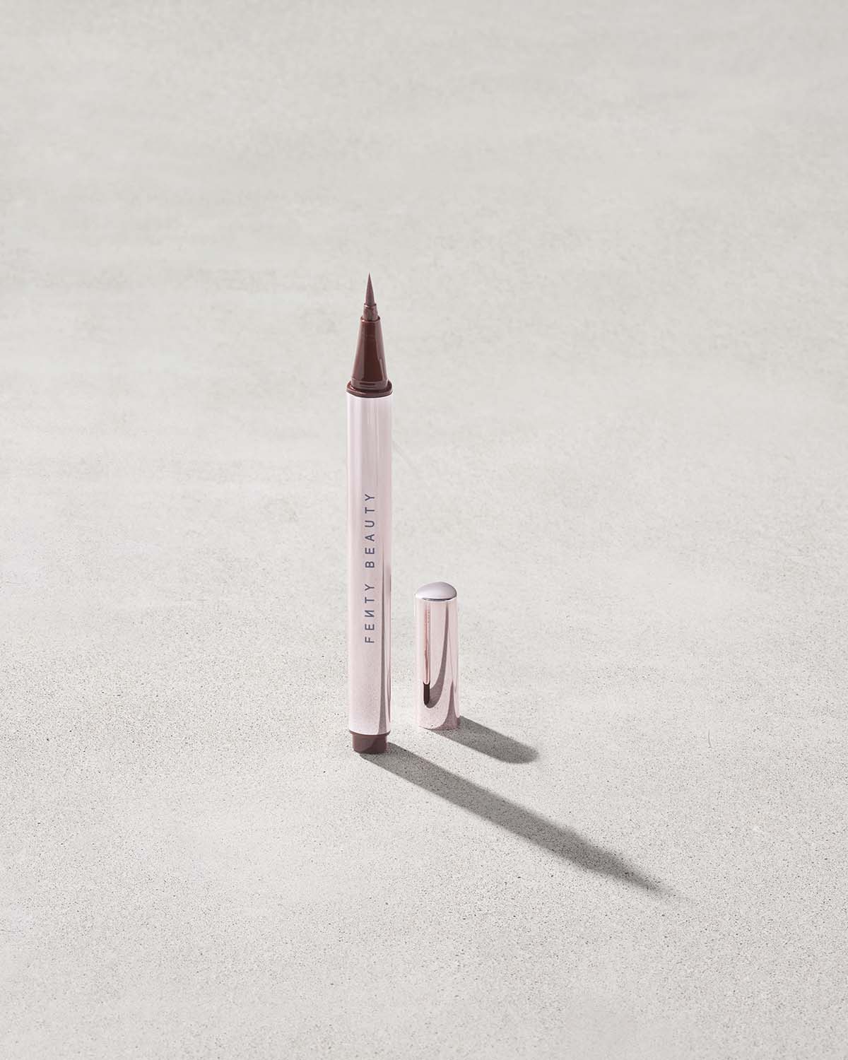Fenty Beauty Flyliner eyeliner In Big Truffle satiné 0.55 ml