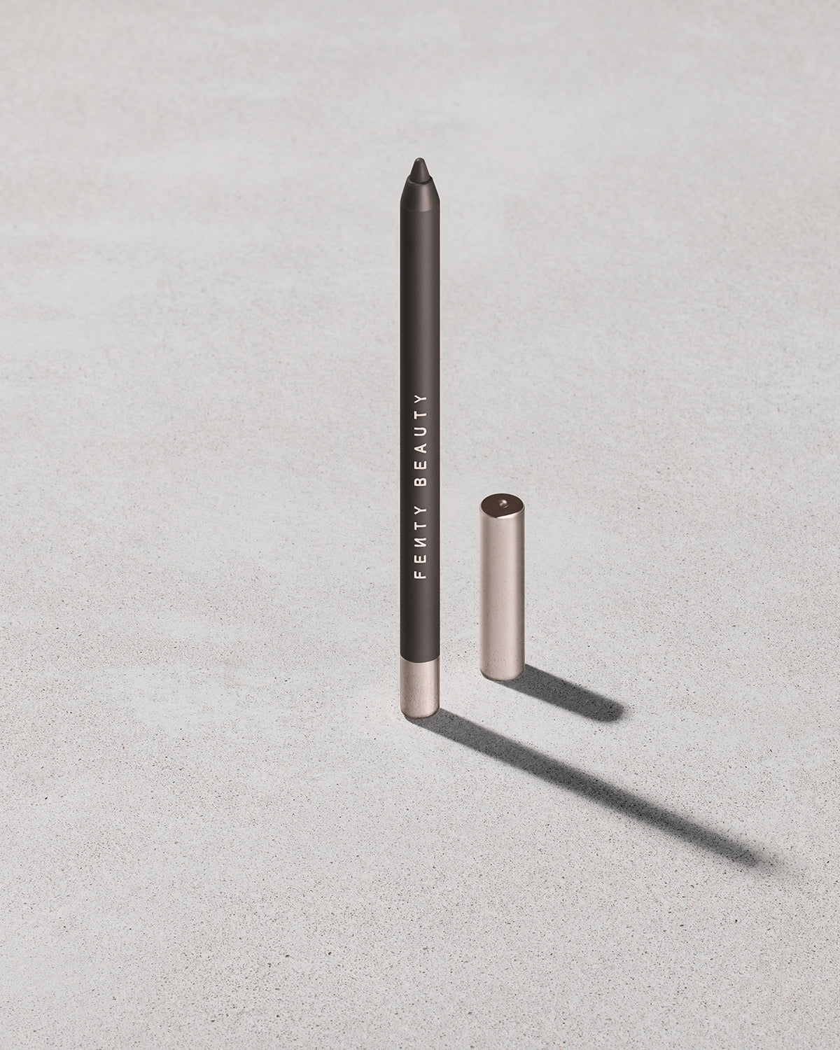 Fenty Beauty Trace'd Out crayon lèvres Coal Blooded tenue 8h