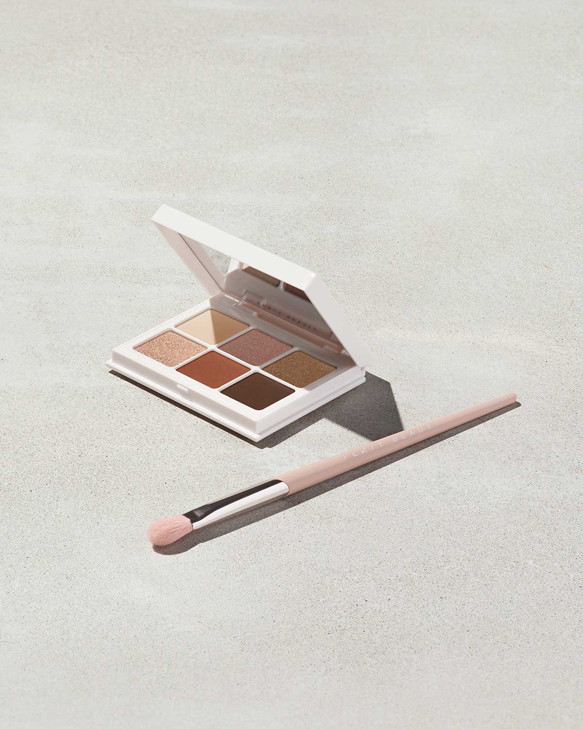 Fenty Beauty 240 pinceau fard à paupières Plush estompeur